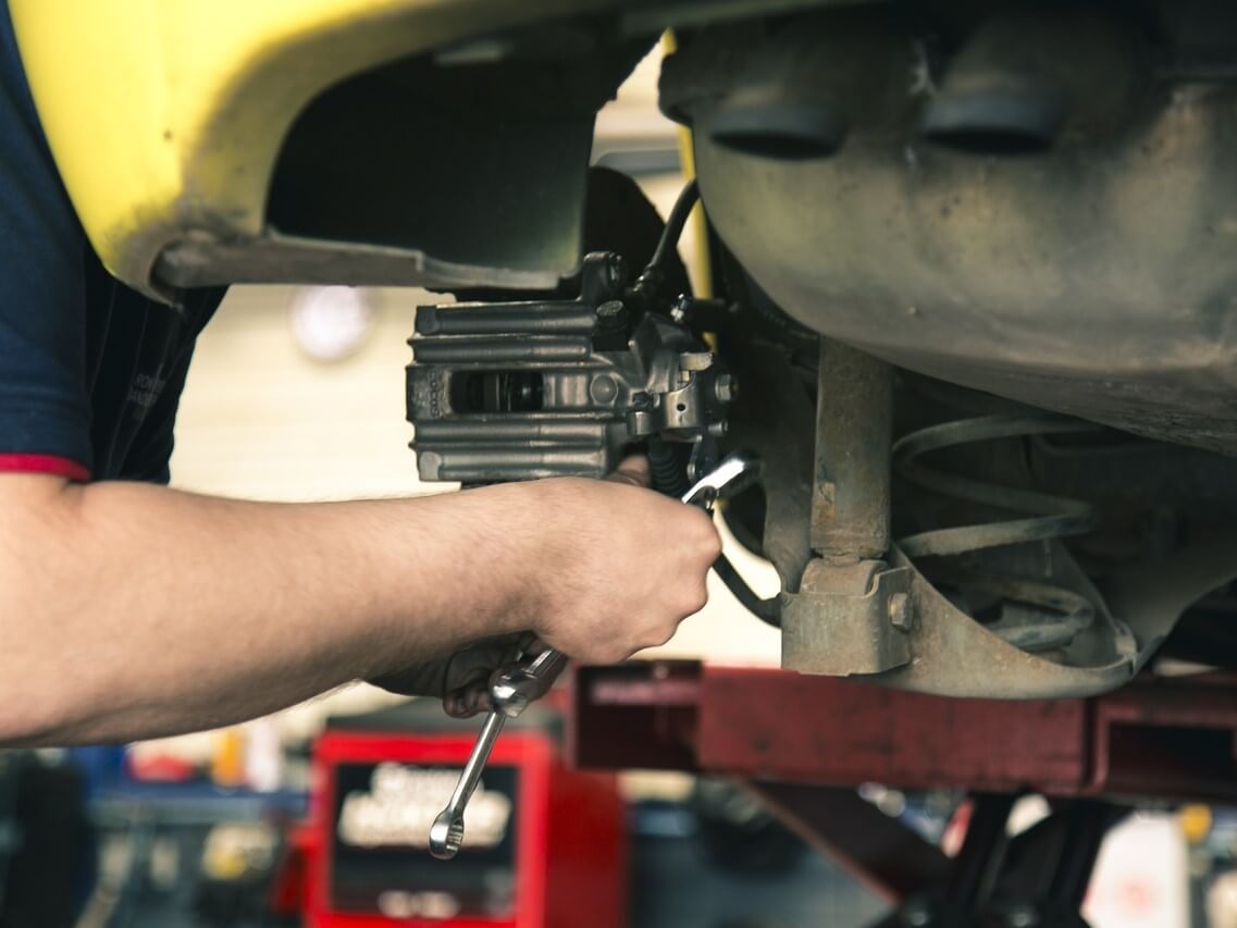 garage-gemo-veldhoven-sleutelen-aan-motor